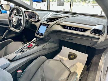 Lamborghini Revuelto — photo 14