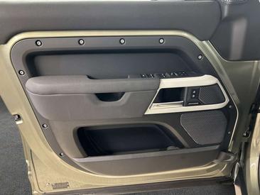 Land Rover Defender 110 D200 SE — photo 14