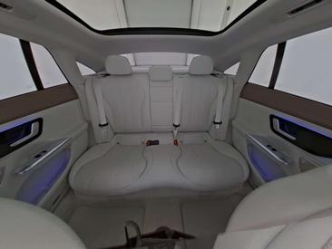 Mercedes EQE 300 Night Edition — photo 6
