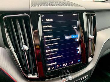 Volvo XC60 B4 R-Design — photo 10