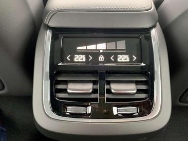 Volvo XC60 B4 R-Design — photo 17