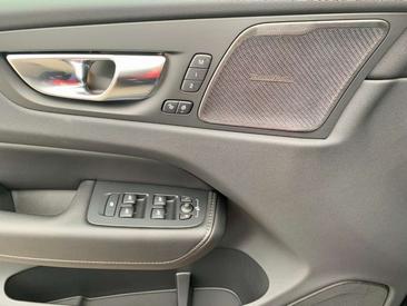 Volvo XC60 B4 R-Design — photo 18