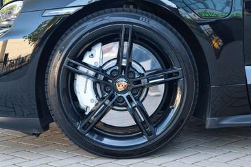 Porsche Taycan — photo 12