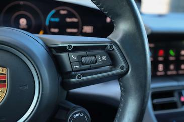 Porsche Taycan — photo 30