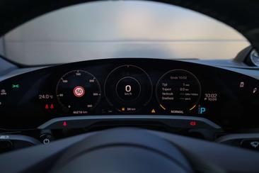 Porsche Taycan — photo 32