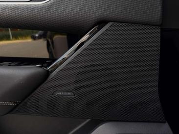 Land Rover Range Rover Velar R-Dynamic SE P400e — photo 12