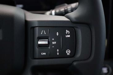 Land Rover Defender D200 X-Dynamic SE — photo 11
