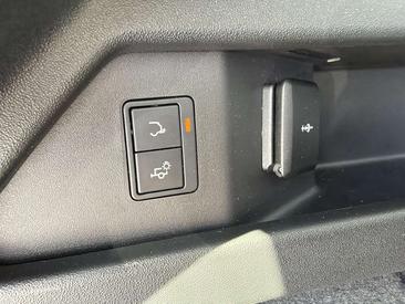 Land Rover Discovery Sport P300e SE — photo 16