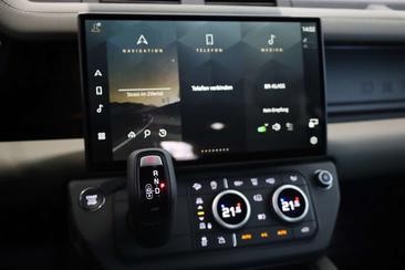 Land Rover Defender D200 X-Dynamic SE — photo 13