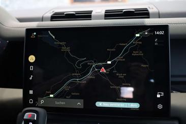Land Rover Defender D200 X-Dynamic SE — photo 14