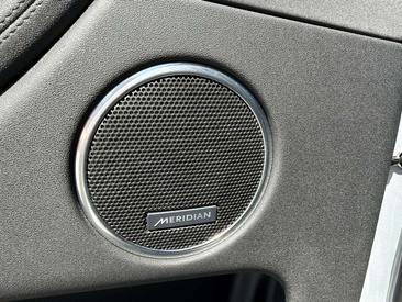 Land Rover Discovery Sport P300e SE — photo 20