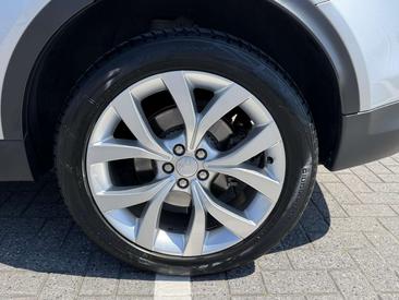 Land Rover Discovery Sport P300e SE — photo 22