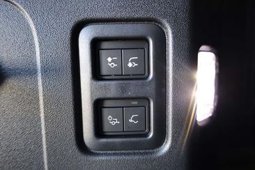 Land Rover Defender D200 X-Dynamic SE — photo 25