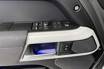 Land Rover Defender D250 — photo 12