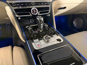Bentley Flying Spur V8 — photo 18