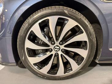Bentley Flying Spur V8 — photo 26