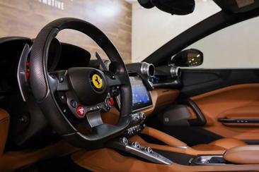 Ferrari GTC4Lusso — photo 25