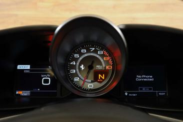 Ferrari GTC4Lusso — photo 37