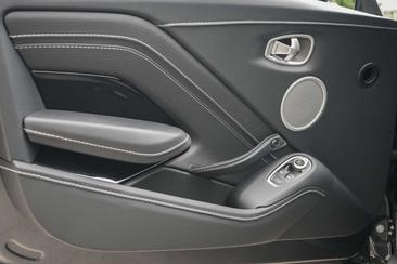 Aston Martin V8 4.0 — photo 14
