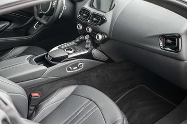 Aston Martin V8 4.0 — photo 16