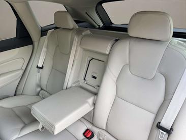 Volvo XC60 B4 Core — photo 12