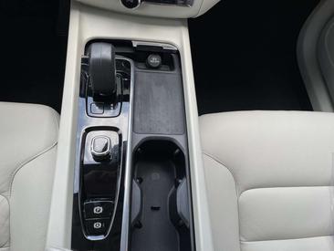 Volvo XC60 B4 Core — photo 19
