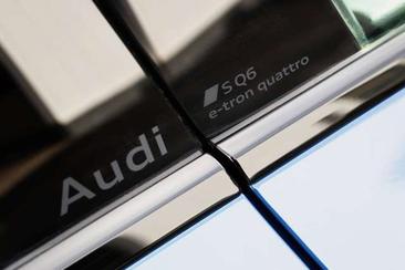 Audi SQ6 E-tron EDITION-ONE-BLUE — photo 3