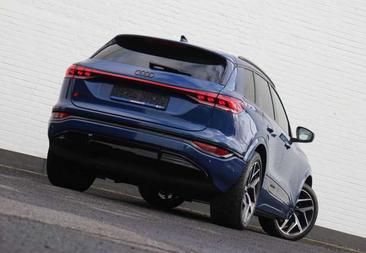 Audi SQ6 E-tron EDITION-ONE-BLUE — photo 5