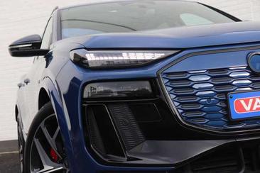 Audi SQ6 E-tron EDITION-ONE-BLUE — photo 13