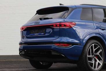 Audi SQ6 E-tron EDITION-ONE-BLUE — photo 19