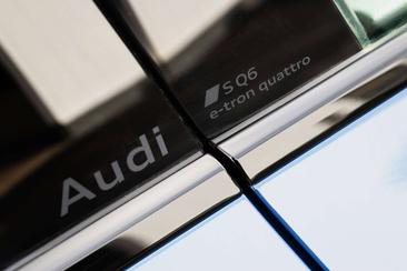 Audi SQ6 E-tron EDITION-ONE-BLUE — photo 3