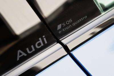 Audi SQ6 E-tron EDITION-ONE-BLUE