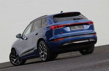 Audi SQ6 E-tron EDITION-ONE-BLUE — photo 4