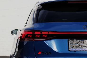 Audi SQ6 E-tron EDITION-ONE-BLUE — photo 7