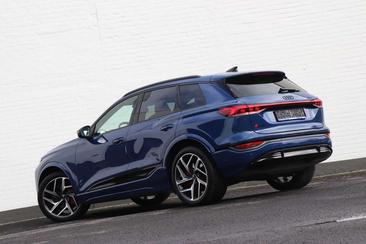 Audi SQ6 E-tron EDITION-ONE-BLUE — photo 21