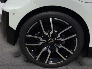 Mini Cooper SE JCW — photo 11