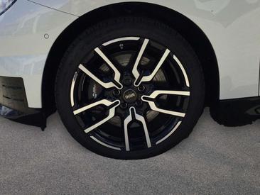 Mini Cooper SE JCW — photo 12
