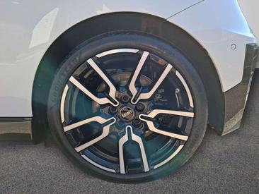 Mini Cooper SE JCW — photo 7