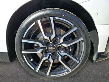 Mini Cooper SE JCW — photo 8