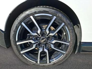 Mini Cooper SE JCW — photo 10