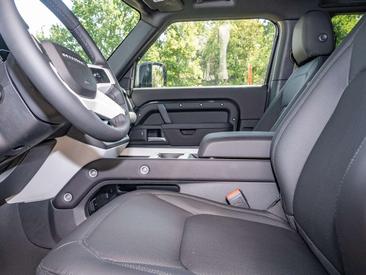 Land Rover Defender 90 Air Susp Pack | T Black D200 S AWD Auto — photo 13