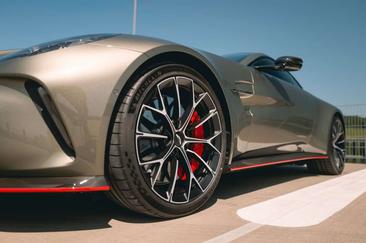Aston Martin Vantage V8 — photo 5