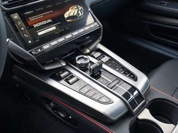 Aston Martin Vanquish — photo 10