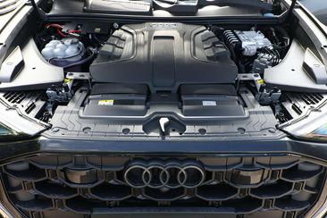 Audi Q8 S Line — photo 12