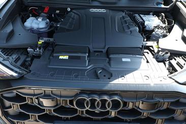 Audi Q8 S Line — photo 12