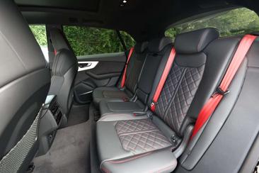 Audi Q8 S Line — photo 10