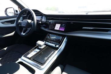 Audi Q8 S Line — photo 9