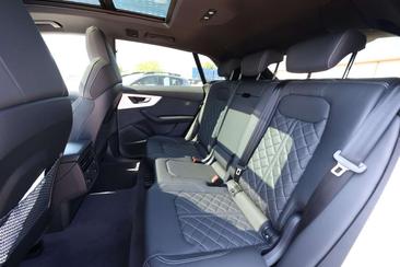 Audi Q8 S Line — photo 10