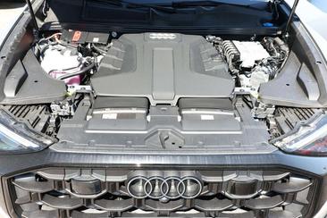 Audi Q8 S Line — photo 12