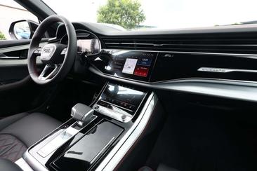 Audi Q8 S Line — photo 9